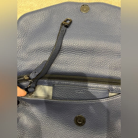 TUMI Leather Crossbody Shoulder Bag Personal Item Travel Purse Clutch RFID Safe - Picture 8 of 16